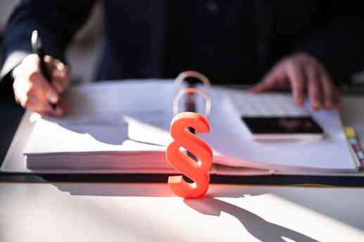 Foto: Mann mit Aktenordner